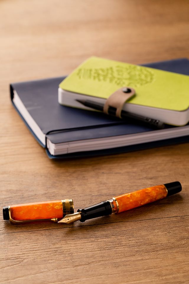 アウロラ オプティマ アランチォ 万年筆 Aurora Optima 996-DOR Orange Fountain Pen 《送料無料》